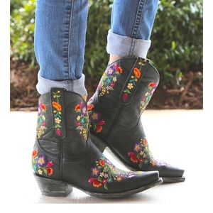 💥SOLD💥 Black embroidered Old Gringo boots